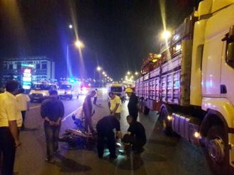 Motosiklet kamyonun altında kaldı: 1 ölü, 1 yaralı