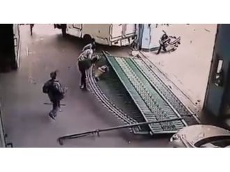 Demir kapının altında böyle kaldı!