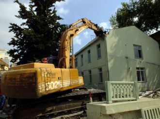 İlk askeri bina yıkımı: Meydana Ömer Halisdemir’in adı verilecek