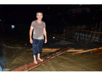 Sel hayatı felç etti: 40 hane mahsur kaldı