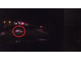 Aracın yola savurduğu kadının üzerinden başka bir araç daha geçti!