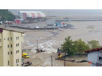 Bartın’ı sel vurdu: Araçlar denize sürüklendi