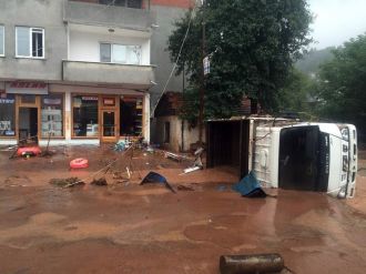 45 yolcusuyla mahsur kalan otobüs için helikopter gönderildi