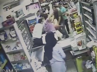 Kızının yanında 6 kişinin saldırısına uğradı