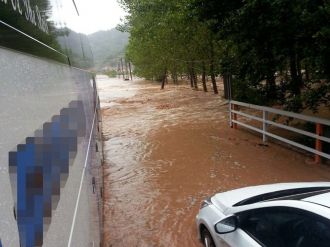 Selde mahsur kalan 45 yolculu otobüse ulaşıldı