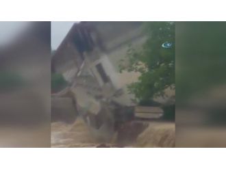 Sel suları 3 katlı binayı böyle yıktı