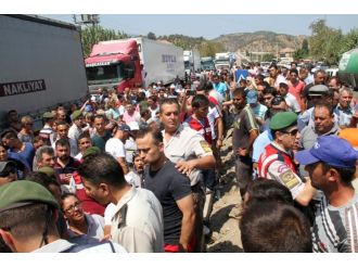 Yoluolu kapatıp araçlara taş ve sopalarla saldırdılar