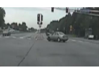 Otomobil polis aracına böyle çarptı