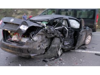 Hafif ticari araç ile otomobil çarpıştı: 5’i çocuk 8 yaralı