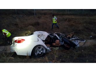 Hurdaya dönen otomobilden sağ çıktılar