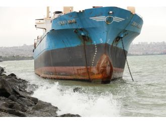 Karadeniz’de yük gemisi kayalıklara oturdu
