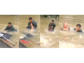 Aracıyla sele kapılan yaşlı kadını böyle kurtardı!