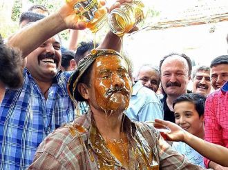 15 dakikada 2 kilo 300 gram bal yedi