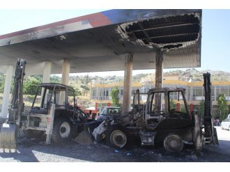 PKK’lılar iş makinelerini ateşe verdi