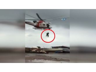 Selde mahsur kalan vatandaşlar helikopterle kurtarıldı