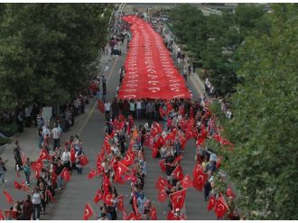 Külliye’den Genel Merkez’e 500 metre Türk bayrağıyla yürüdüler