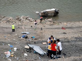 Otomobil Kelkit Çayı’na uçtu: 2 ölü