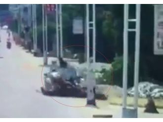 Trafik canavarı motosikletlileri böyle biçti