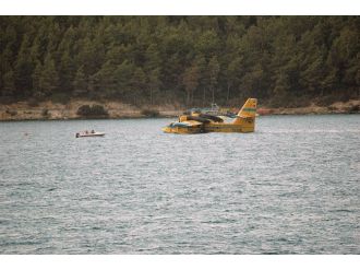 Yangın uçağı denizin ortasında kaldı