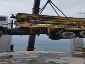 Beton dökme aracını çatıya böyle çıkardılar