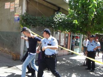 Ailesini pompalı tüfekle 4 saat rehin aldı