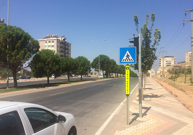 Yaya Geçitlerine Uyarıcı Levha