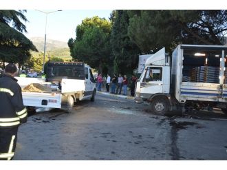 3 araç birbirine girdi: 13 yaralı