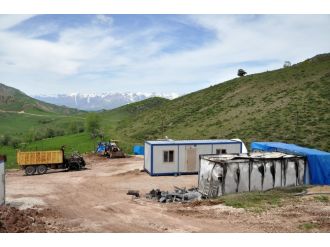 Teröristler iş makinesini yaktı