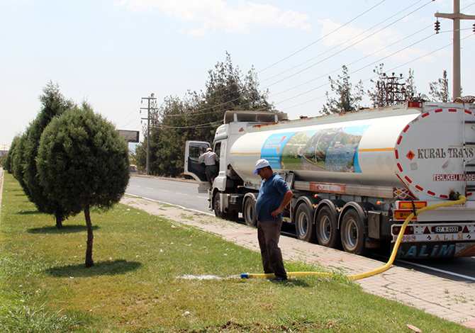 Refujler Tankerle Sulanıyor