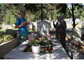 17 Ağustos kurbanları mezarları başında anıldı