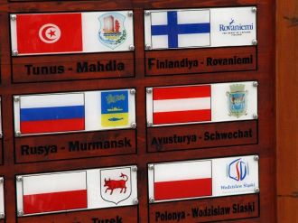 Avusturya’daki panolu hakarete ’kardeş’ tepkisi