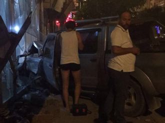 Kasa sonrası araçtan iç çamaşırlarıyla indi