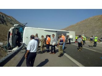 Yolcu otobüsü devrildi: 4 ölü, 31 yaralı