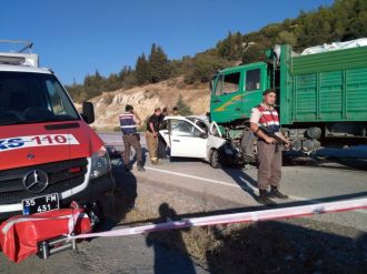 Önce takla attı, sonra kamyonun altına girdi