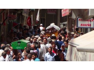 Yangın kurbanı anne ve 2 çocuğu toprağa verildi