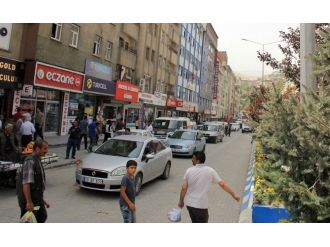 Hakkari il kaldı, siyasiler alkış aldı