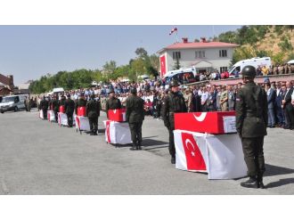 Bitlis’te şehit olan askerler ve korucu için tören