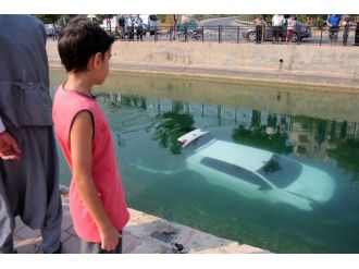 Otomobil sulama kanalına uçtu