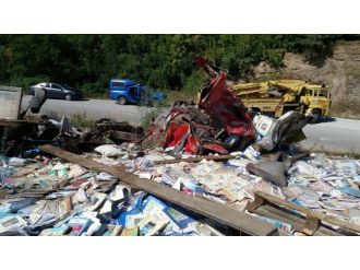 Okul kitabı taşıyan kamyon devrildi: 2 ölü
