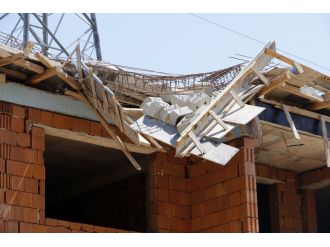 Paralarını alamadıkları için sökmeye çalıştıkları kalıp çöktü: 3 yaralı