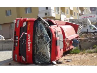 Yangına müdahaleye giden itfaiye devrildi