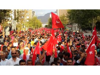 Van’da darbeye ve teröre lanet yürüyüşü