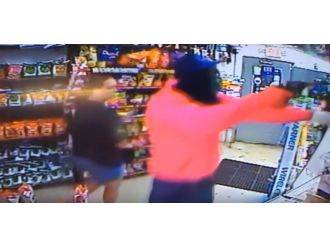 Soyguncuyu böyle püskürttü