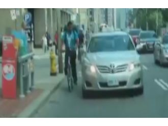 Öfkeli taksici bisikletlinin canını hiçe saydı