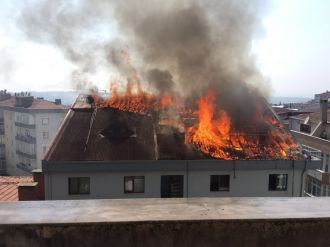 5 katlı binanın çatısı alev alev yandı