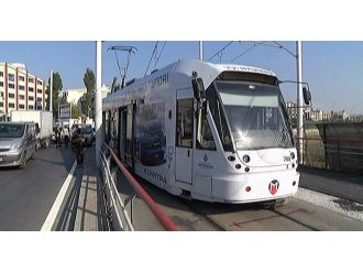 Tramvay raydan çıktı: Yaralılar var