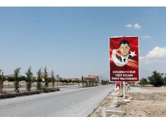 Paraşütçüler şehit Ömer Halisdemir için uçtu