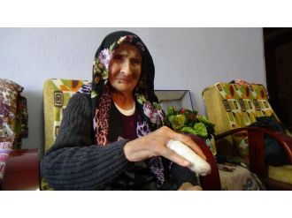 Acımasız hırsız yaşlı kadının yüzüğünü almak için...