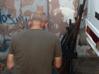 Silahlarını sokağa bırakıp kaçtılar