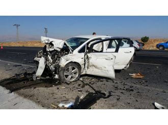 Otomobiller kafa kafaya çarpıştı: 2 ölü